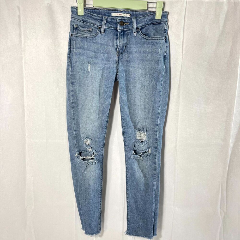 Stylish Levi's 711 Skinny Ripped Jeans Size 26‎ Women's Denim